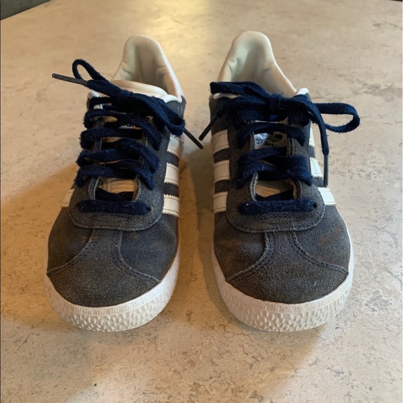 Little boy’s Adidas sneakers - Picture 2 of 7